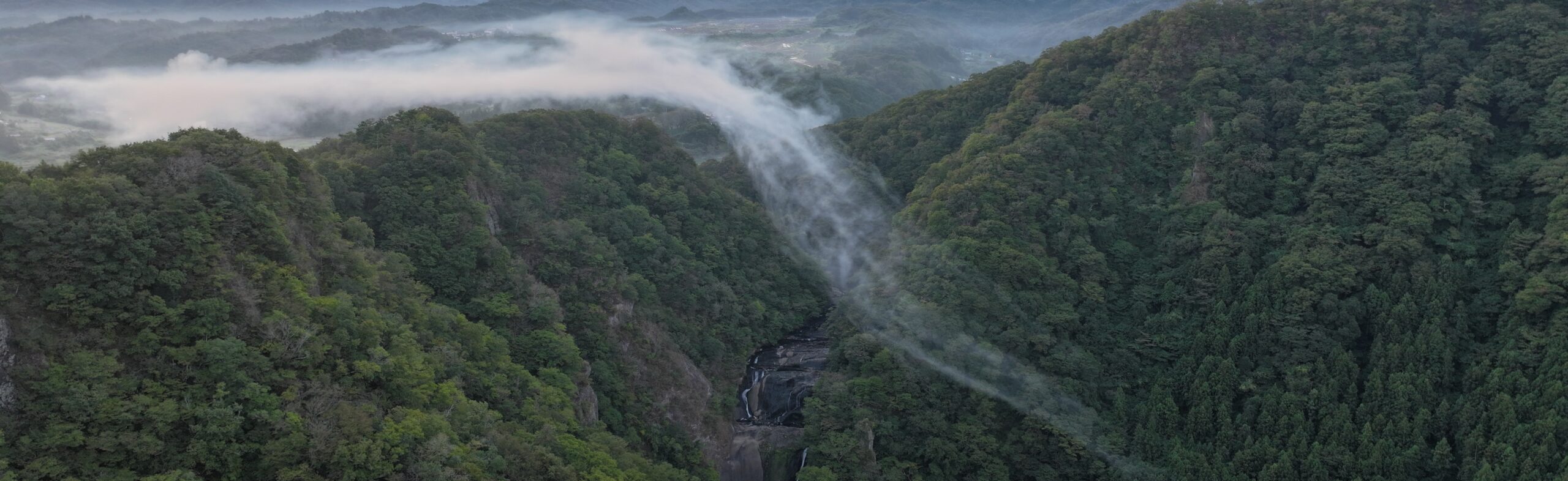 記事の詳細を読む 【龍雲】日本三名瀑 袋田の滝 ドローン空撮｜奇跡の幸運・龍雲を捉えた！