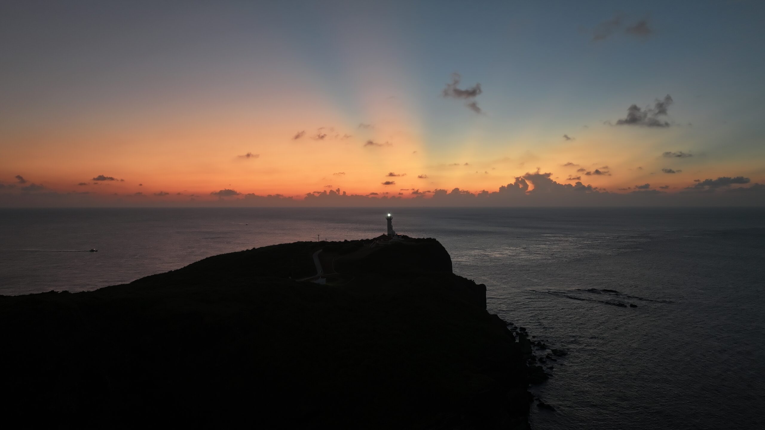 記事の詳細を読む 空からみた与那国島 ｜ 日本最西端、国境の島が見せる絶景