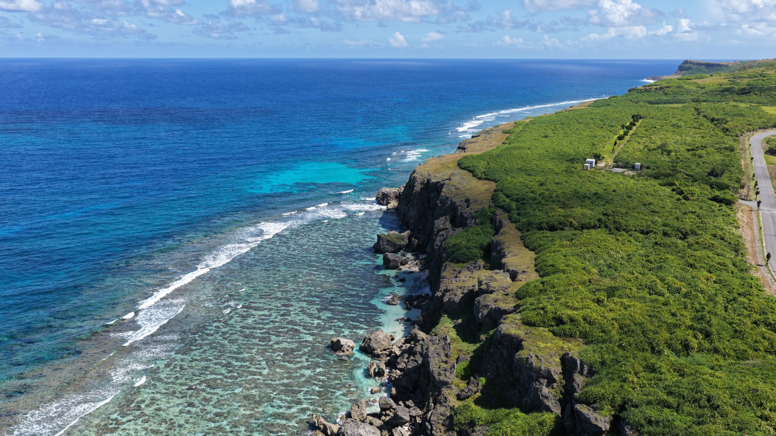 Read more about the article 与那国ブルーに包まれて ｜ 空と海中から捉えた日本最西端の島