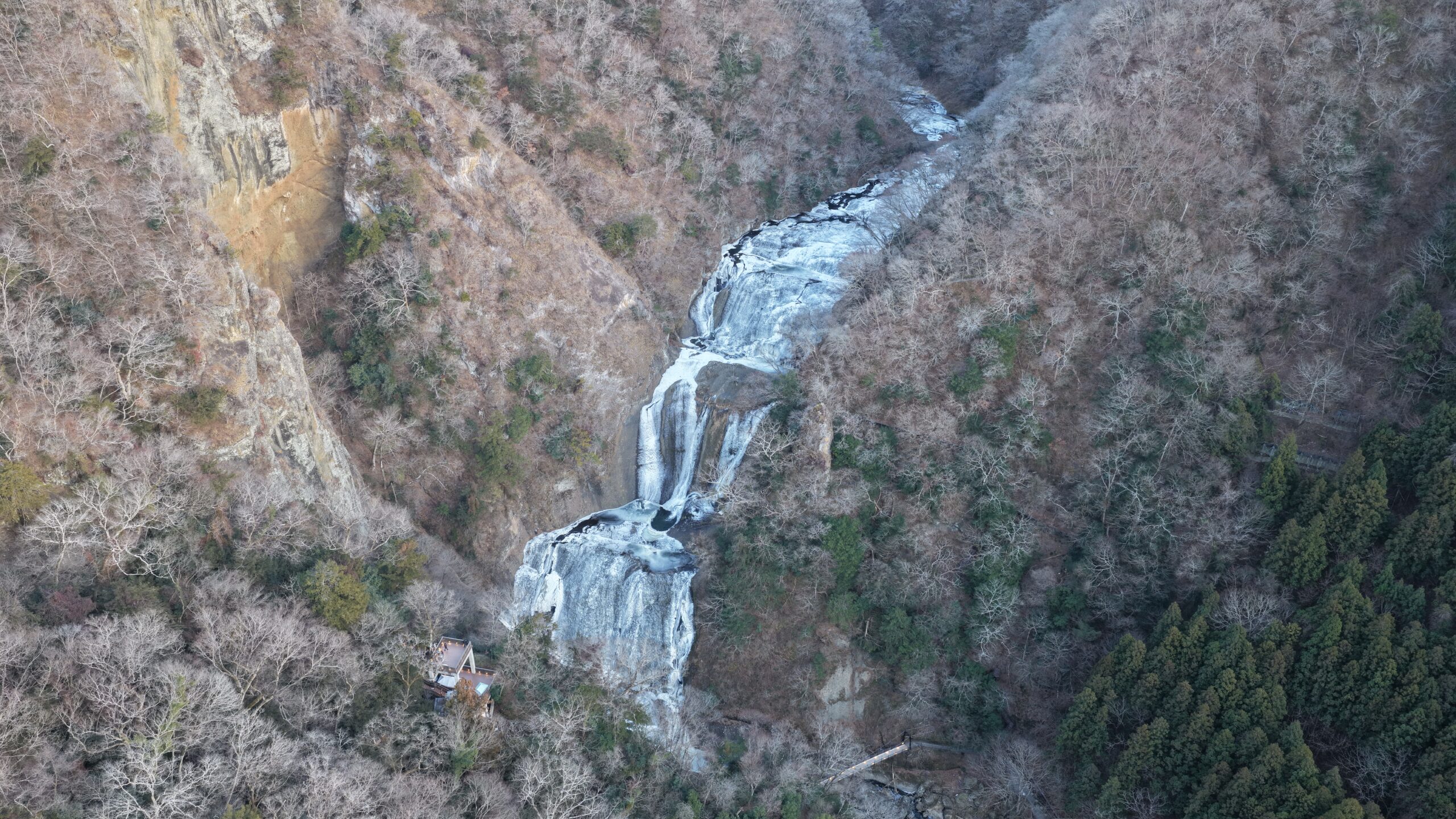 Read more about the article 日本三名瀑 袋田の滝「氷瀑」ドローン空撮